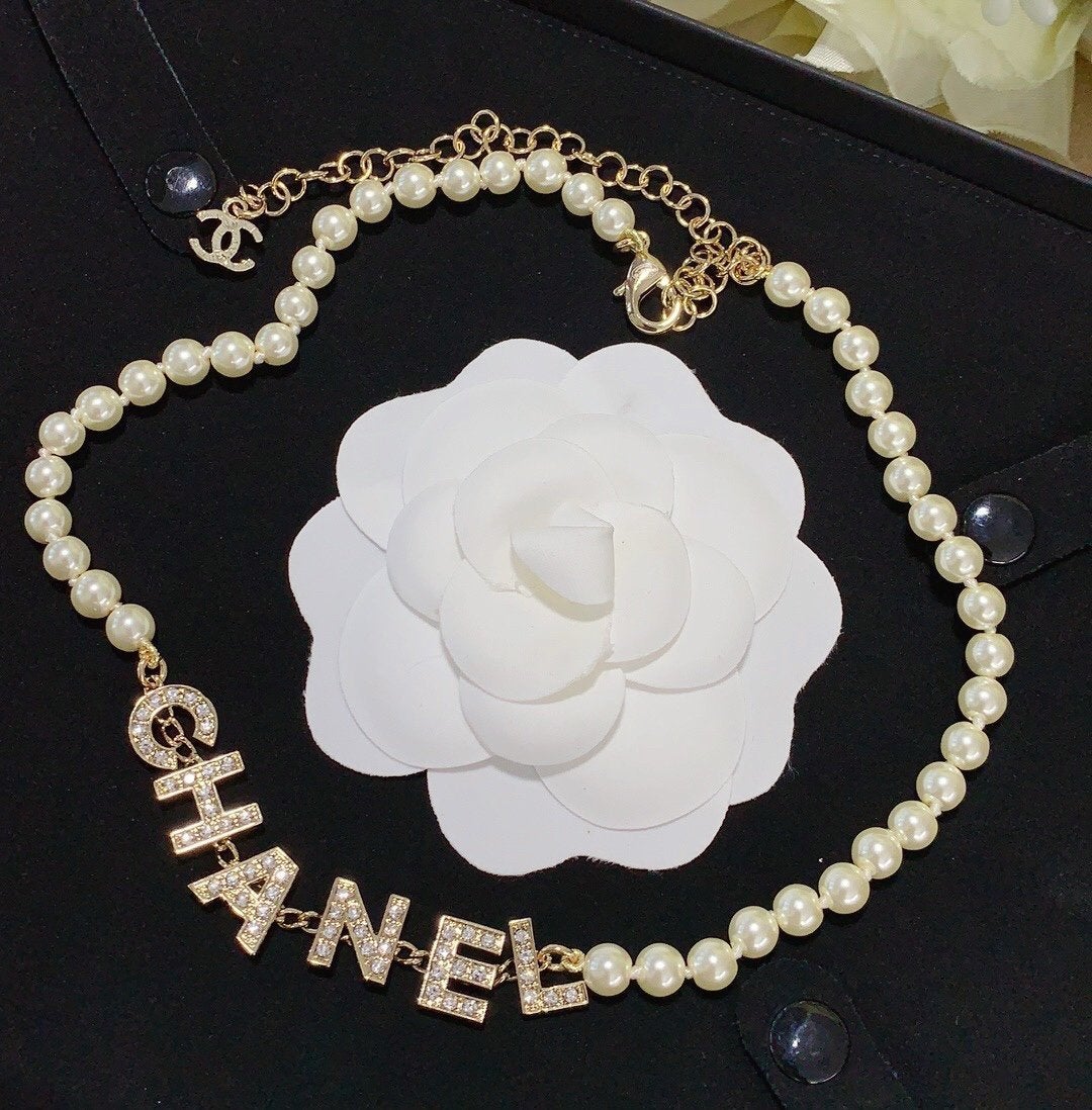 2025 Luxury Rhinestone Pearl Letter Necklace