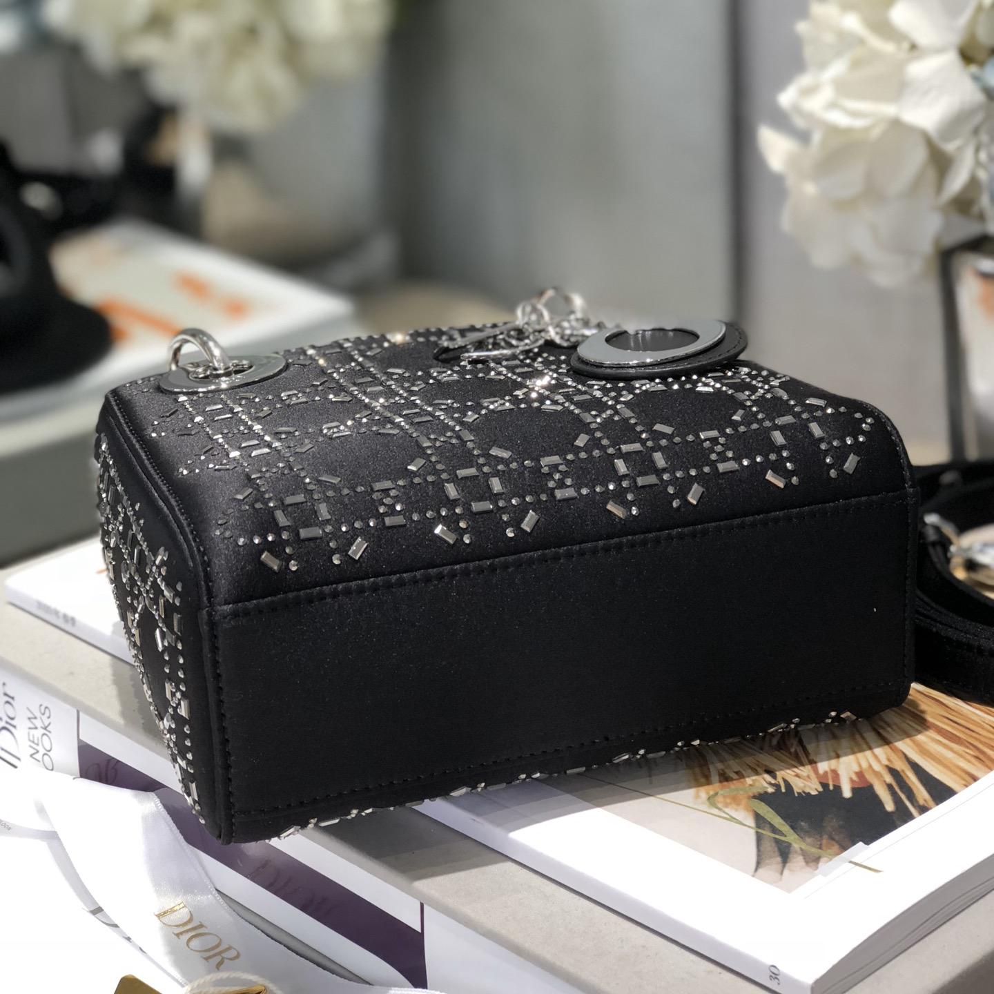 2025 Bag Classic Top-handle Bag D31