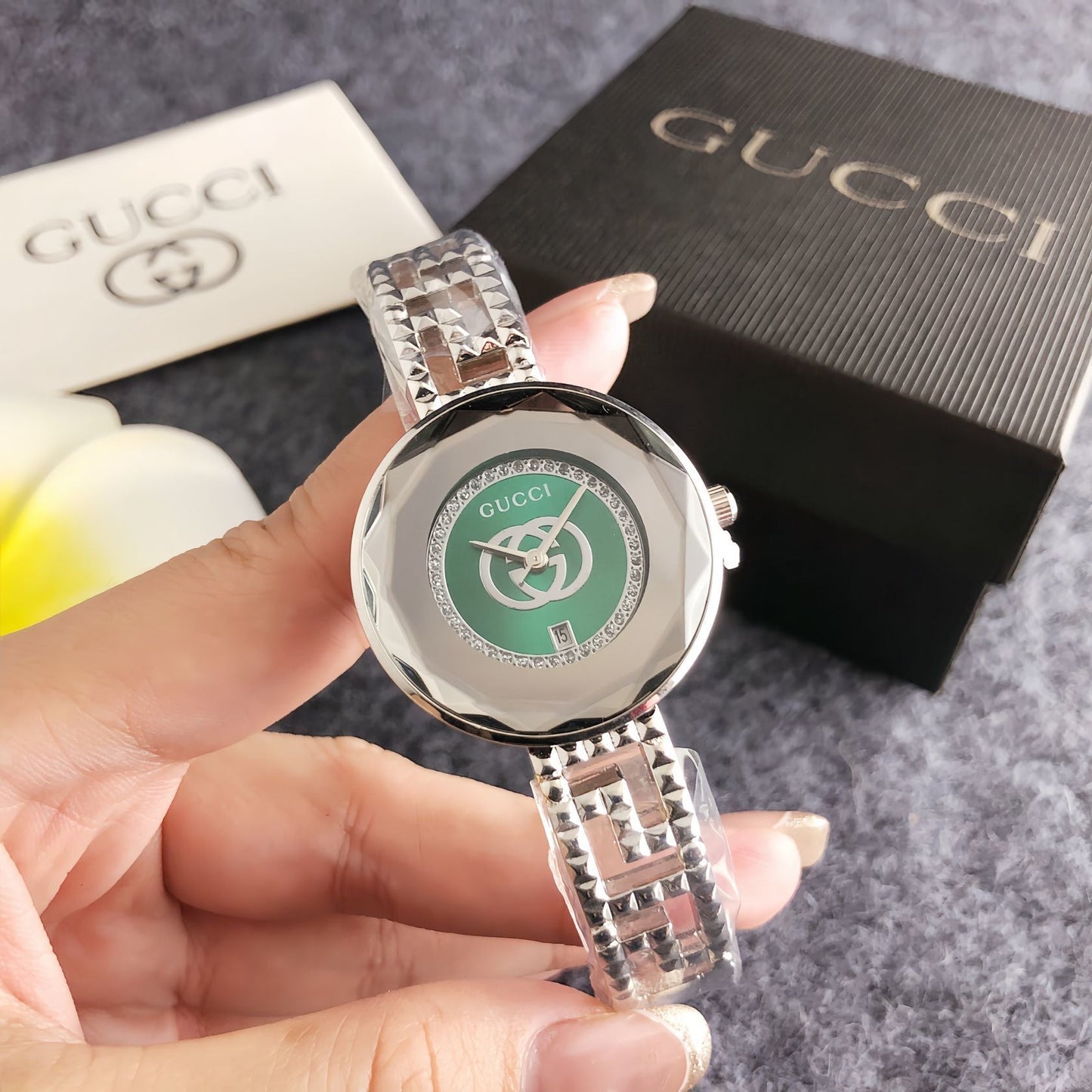Fashionable full-brand watches, 32mm, crystal, exquisite bracelet style, steel strap, quartz luxury watch for young women and girls.
