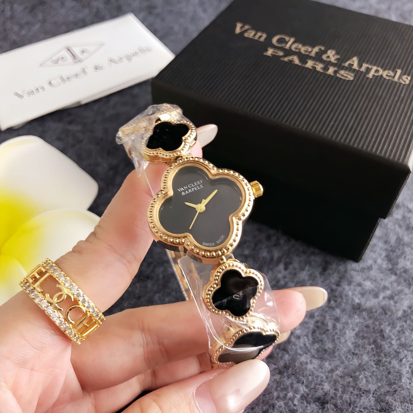 WATCH 122974 Quartz Yellow gold